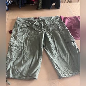 Women’s union bay Capri pants.